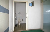 Medium_03　男性用車いすトイレ入口
